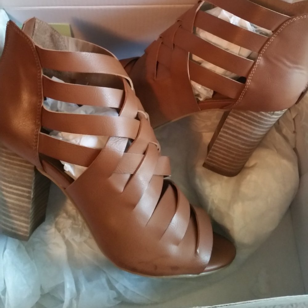 Daisy Fuentes Cognac Strap w/Zip Sandal sz7M